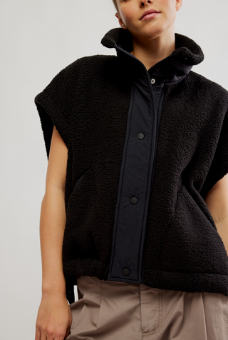 Scout It Out Vest Black