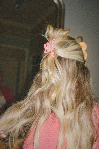 KAXI Mini Wavy Hold Everything Hair Claw Clip: LIGHT TORTOISE - Sugar Co.