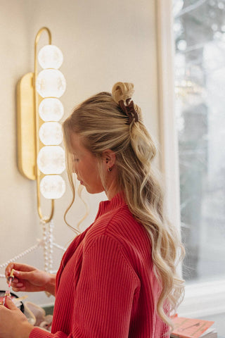 KAXI Mini Wavy Hold Everything Hair Claw Clip: LIGHT TORTOISE - Sugar Co.
