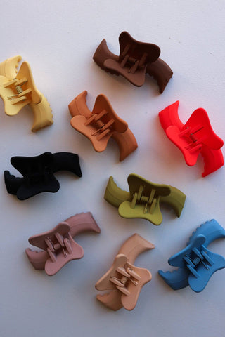KAXI Mini Wavy Hold Everything Hair Claw Clip: LIGHT TORTOISE - Sugar Co.