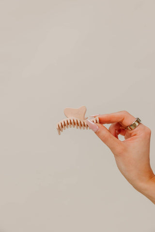 KAXI Mini Wavy Hold Everything Hair Claw Clip: LIGHT TORTOISE - Sugar Co.
