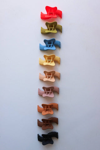 KAXI Mini Wavy Hold Everything Hair Claw Clip: LIGHT TORTOISE - Sugar Co.