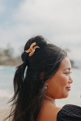 KAXI Mini Wavy Hold Everything Hair Claw Clip: LIGHT TORTOISE - Sugar Co.