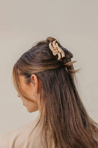KAXI Mini Wavy Hold Everything Hair Claw Clip: LIGHT TORTOISE - Sugar Co.