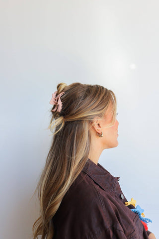 KAXI Mini Wavy Hold Everything Hair Claw Clip: LIGHT TORTOISE - Sugar Co.