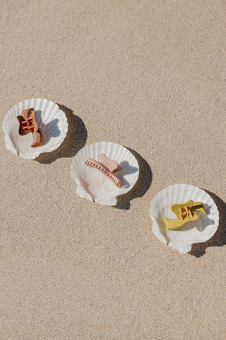 KAXI Mini Wavy Hold Everything Hair Claw Clip: LIGHT TORTOISE - Sugar Co.
