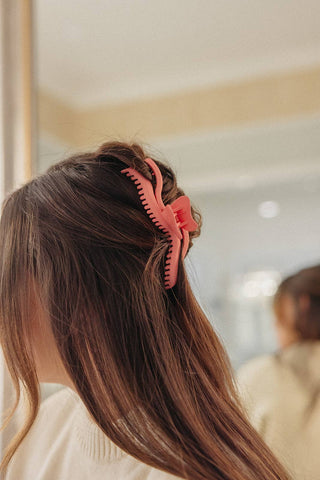 KAXI Wavy Hold Everything Claw — Large Clip for Thick Hair: LIGHT TORTOISE - Sugar Co.