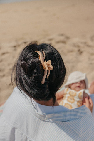 KAXI Wavy Hold Everything Claw — Large Clip for Thick Hair: LIGHT TORTOISE - Sugar Co.