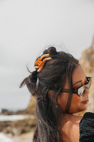 KAXI WAVY MIDI HOLD EVERYTHING CLAW: DARK BROWN - Sugar Co.