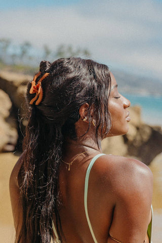 KAXI WAVY MIDI HOLD EVERYTHING CLAW: DARK BROWN - Sugar Co.