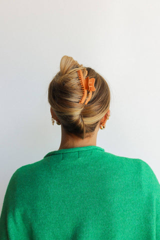 KAXI WAVY MIDI HOLD EVERYTHING CLAW: DARK BROWN - Sugar Co.