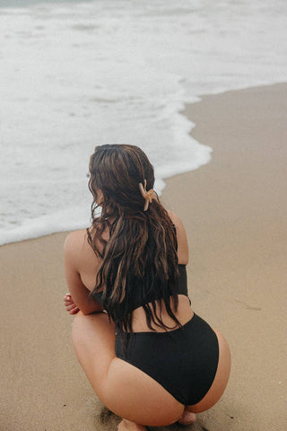 KAXI WAVY MIDI HOLD EVERYTHING CLAW: DARK BROWN - Sugar Co.