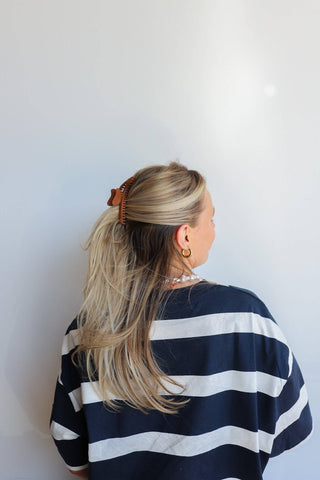 KAXI WAVY MIDI HOLD EVERYTHING CLAW: DARK BROWN - Sugar Co.