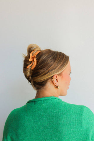 KAXI WAVY MIDI HOLD EVERYTHING CLAW: DARK BROWN - Sugar Co.