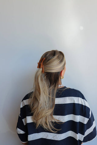 KAXI WAVY MIDI HOLD EVERYTHING CLAW: DARK BROWN - Sugar Co.