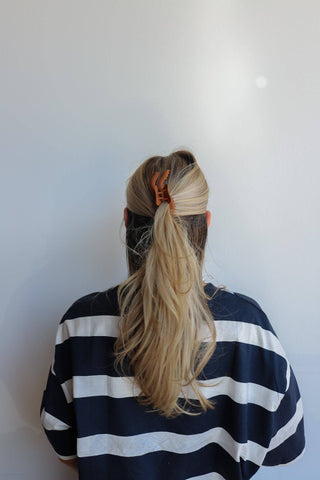KAXI WAVY MIDI HOLD EVERYTHING CLAW: DARK BROWN - Sugar Co.