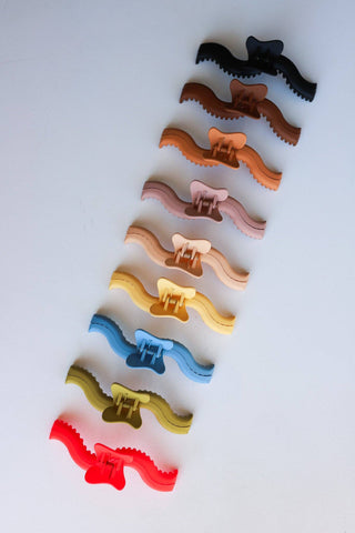 KAXI WAVY MIDI HOLD EVERYTHING CLAW: DARK BROWN - Sugar Co.